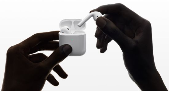 Apple AirPods with Wireless Charging Case